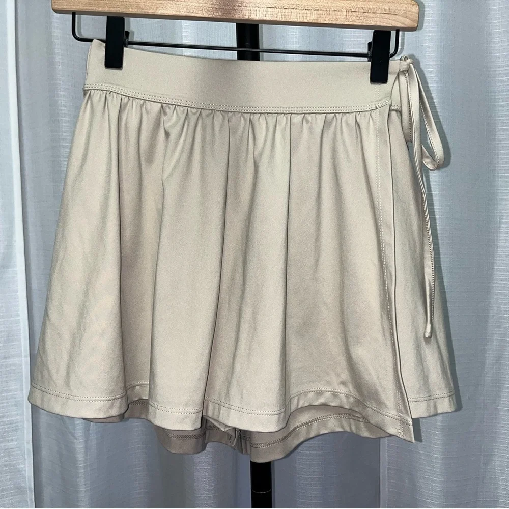 Madewell Flex Wrap Skort in a light beige | size small